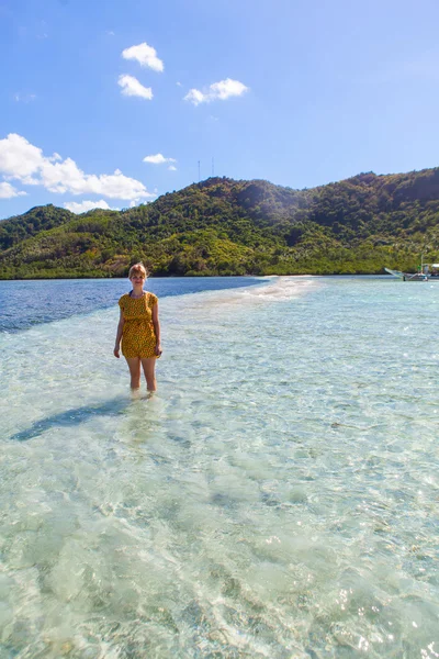 Donna su una spiaggia perfetta — Foto Stock