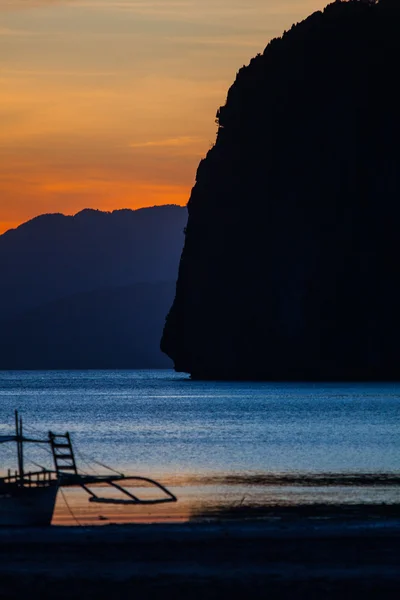 Schöner Sonnenuntergang am Strand — Stockfoto