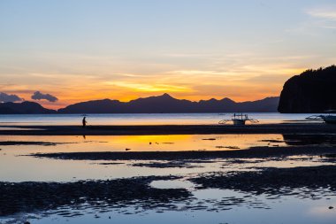 Sahilde güzel bir gün batımı