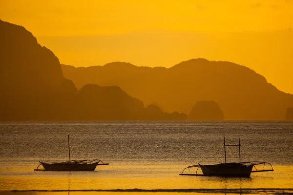 Schöner Sonnenuntergang am Strand — Stockfoto