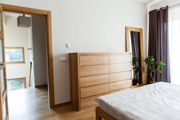 Im modernen Schlafzimmer — Stockfoto