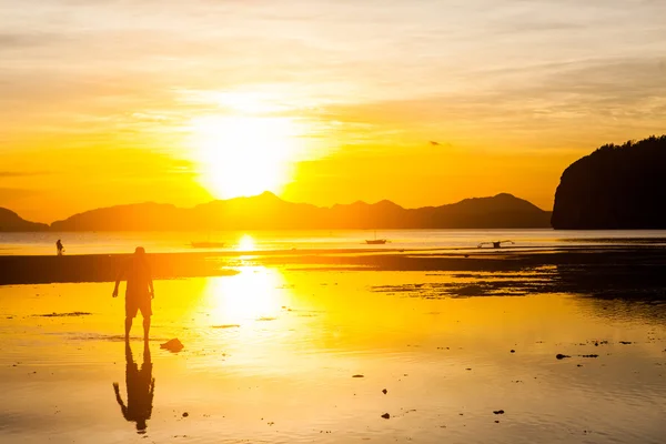 Schöner Sonnenuntergang am Strand — Stockfoto