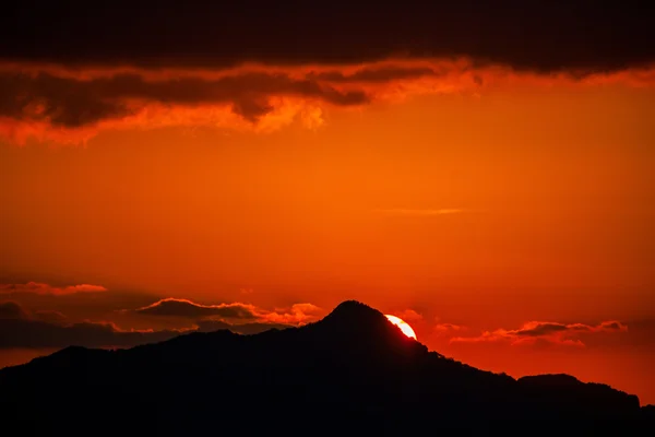 Sahilde güzel bir gün batımı