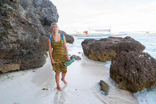 Kız bir kayalık plaj