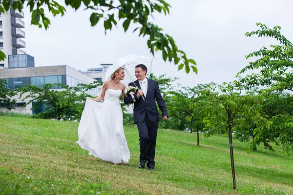 Regn regn försvinner inte vår bröllopsdag — Stockfoto