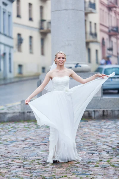 Noiva jovem na chuva — Fotografia de Stock