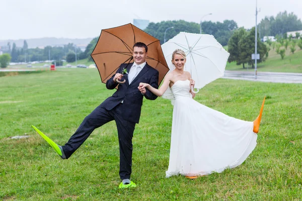 雨の結婚式の日のため、s sollution があります。 ストック写真