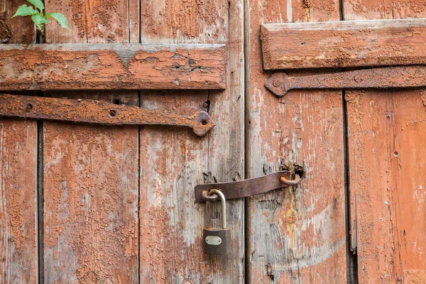Pernos para puertas de madera | vieja cerradura simple en una puerta de