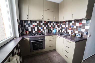 küçük ve sıcak mutfak içinde