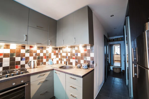 küçük ve sıcak mutfak içinde