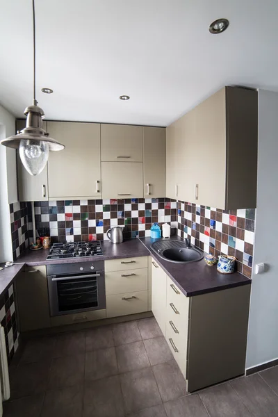 küçük ve sıcak mutfak içinde