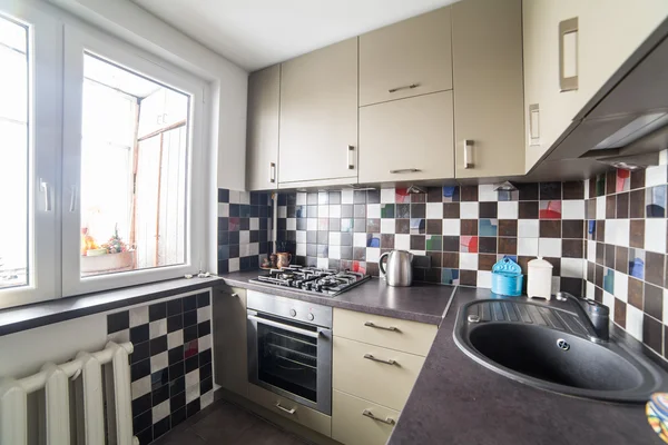 küçük ve sıcak mutfak içinde