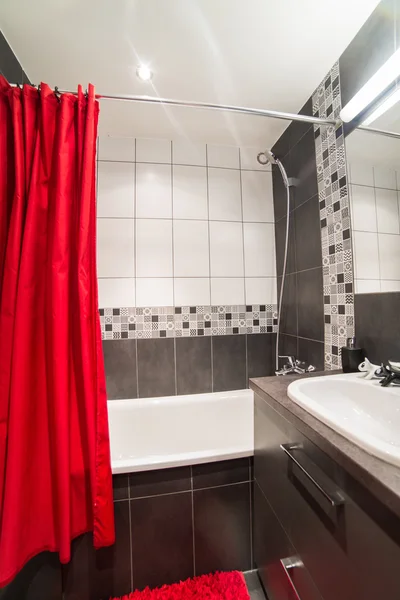 Salle de bain moderne avec rideaux rouges — Photo