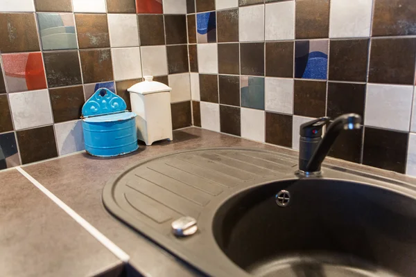 Pia da cozinha com azulejos coloridos — Fotografia de Stock