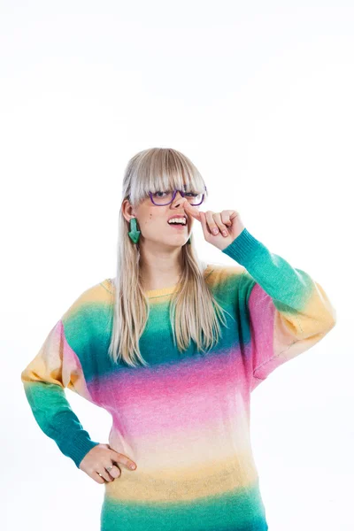 fiatal nő szedés orrát