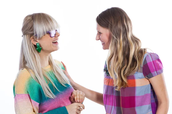 两个女朋友笑着和对方公司的 ejoying 免版税图库图片
