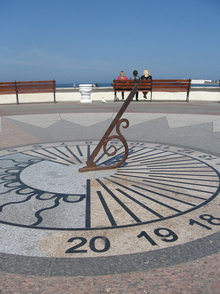 Солнечные часы на набережной
