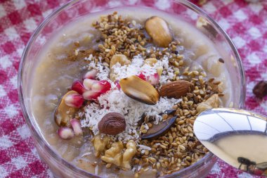 Geleneksel lezzetli Türk tatlıları; Ashura (Emin)