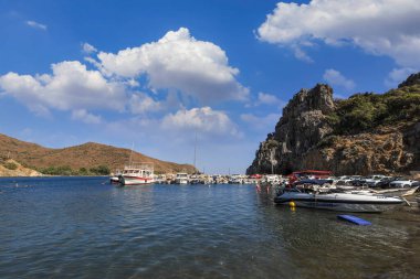DATCA, MUGLA, TURKEY 02 Eyll 2021: Veri tabanı yakınlarındaki Hayitbuku körfezinden görüntü. Veri Türkiye 'nin güneybatısında bir liman kentidir. Ege Denizi 'ndeki dar Veri Yarımadası' nda yer alıyor.
