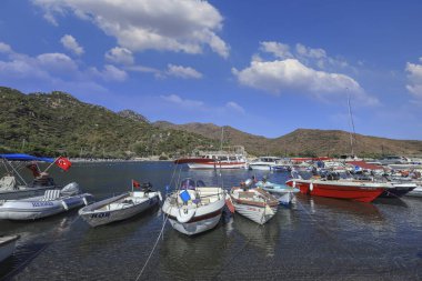 DATCA, MUGLA, TURKEY 02 Eyll 2021: Veri tabanı yakınlarındaki Hayitbuku körfezinden görüntü. Veri Türkiye 'nin güneybatısında bir liman kentidir. Ege Denizi 'ndeki dar Veri Yarımadası' nda yer alıyor.