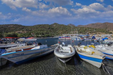 DATCA, MUGLA, TURKEY 02 Eyll 2021: Veri tabanı yakınlarındaki Hayitbuku körfezinden görüntü. Veri Türkiye 'nin güneybatısında bir liman kentidir. Ege Denizi 'ndeki dar Veri Yarımadası' nda yer alıyor.