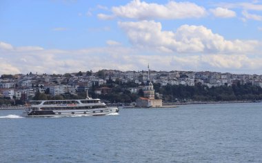 İstanbul - Türkiye 04 Ekim 2021: İstanbul 'daki İstanbul Boğazı' ndan feribot kalkıyor. İstanbul 'da her gün yaklaşık 150 bin yolcu, iki farklı kıtaya kolayca ulaşabilmek için feribot kullanıyor..