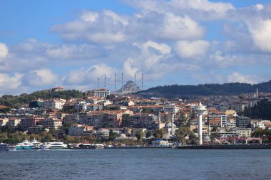 İstanbul, Türkiye - 04 Ekim 2021: İstanbul 'un Skdar ilçesinin kıyı şeridi manzarası. Arka planda Camlica camisi var..