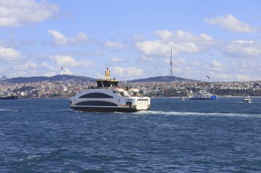 İstanbul - Türkiye 04 Ekim 2021: İstanbul 'daki İstanbul Boğazı' ndan feribot kalkıyor. İstanbul 'da her gün yaklaşık 150 bin yolcu, iki farklı kıtaya kolayca ulaşabilmek için feribot kullanıyor..