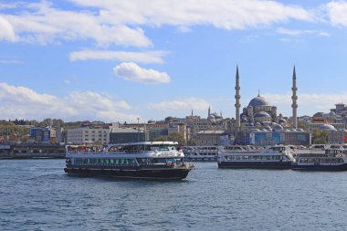İstanbul, Türkiye - 04 Ekim 2021: İstanbul 'daki Yeni Cami manzarası. İstanbul Türkiye 'de popüler bir turizm beldesi.