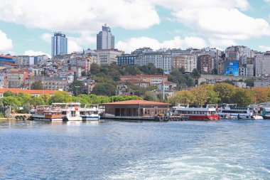 İstanbul, Türkiye - 04 Ekim 2021: İstanbul 'un Kasmpaa ilçesinde kıyı şeridi manzarası. Kasımpaşa feribot limanı.