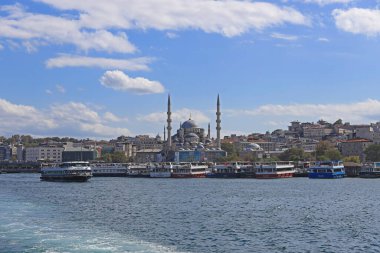 İstanbul, Türkiye - 04 Ekim 2021: İstanbul 'daki Yeni Cami manzarası. İstanbul Türkiye 'de popüler bir turizm beldesi.