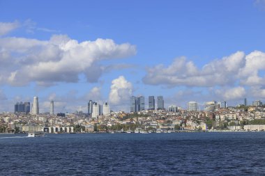 İstanbul, Türkiye 'nin İstanbul kentinde güneşli yaz gününde Avrupa' nın yan görünümü .