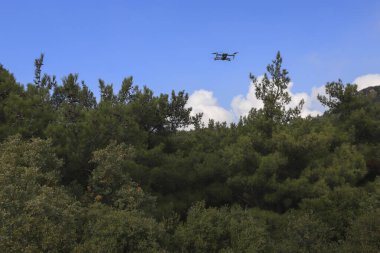 İzmir - Türkiye - 01 Ekim 2021: Bir Türk fotoğrafçı yeni DJI Air 2S 'yi test ediyor ve uçarken fotoğraf çekiyor.