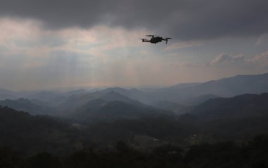 İzmir - Türkiye - 01 Ekim 2021: Bir Türk fotoğrafçı yeni DJI Air 2S 'yi test ediyor ve uçarken fotoğraf çekiyor.