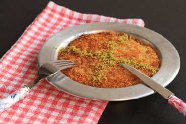 Türk tatlısı, kunafa, kaday fıstığı tozu ve peynirli, sıcak, çok tatlı. Türk geleneksel tatlısı.