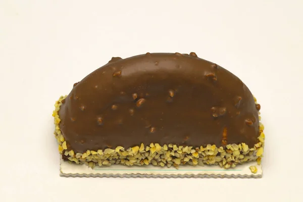 软软巧克力蛋糕 底部装饰有榛子和开心果 — 图库照片