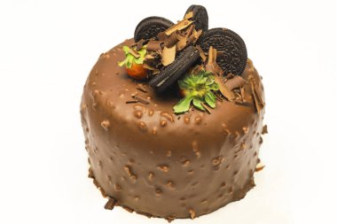 beyaz izole lezzetli çikolatalı kek