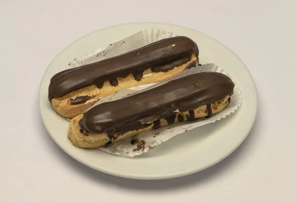 Bolo Chocolate Eclair Isolado Fundo Branco Profiteroles Eclairs Criado Perto — Fotografia de Stock