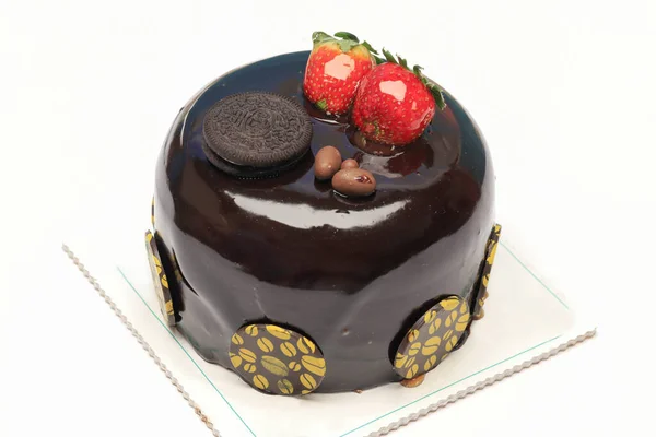 白を基調にした焼きたてのチョコレートケーキ チョコレートスプリンクル付きのストロベリーバースデーケーキ — ストック写真