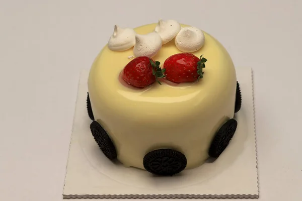 白い背景のウェディングケーキ イチゴで飾られた軽い背景の新鮮なカップケーキ メレンゲ — ストック写真