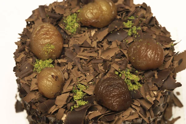 白底新鲜做的美味巧克力和栗子蛋糕 — 图库照片