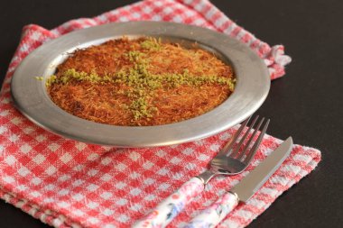 Türk tatlısı, kunafa, kaday fıstığı tozu ve peynirli, sıcak, çok tatlı. Türk geleneksel tatlısı.