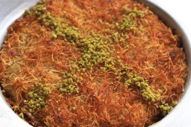 Türk tatlısı, kunafa, kaday fıstığı tozu ve peynirli, sıcak, çok tatlı. Türk geleneksel tatlısı.
