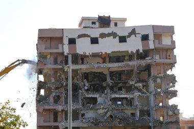 Eski binanın sökülmesi, evin yıkılması için kazıcı.