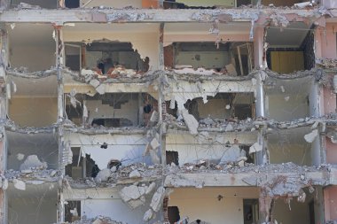 Eski binanın sökülmesi, evin yıkılması için kazıcı.