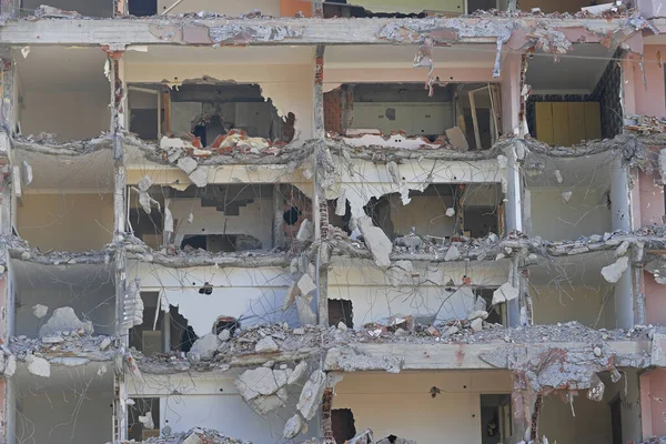 Eski binanın sökülmesi, evin yıkılması için kazıcı.