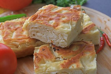 Su Boregi / Türk Patty tahta yüzeyde.