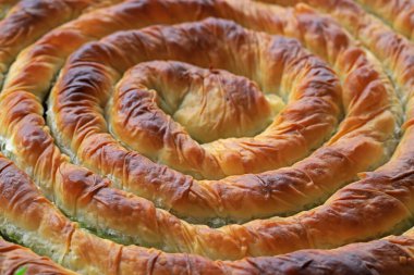 Türk Tepsi Boregi, Yuvarlak Borek, Tepsi hamur işi (Türkçe adı; rulo borek)