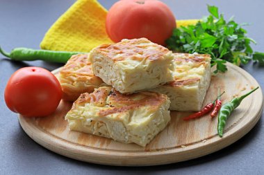 Su Borek - Ahşap yüzeyde Türk Borek.