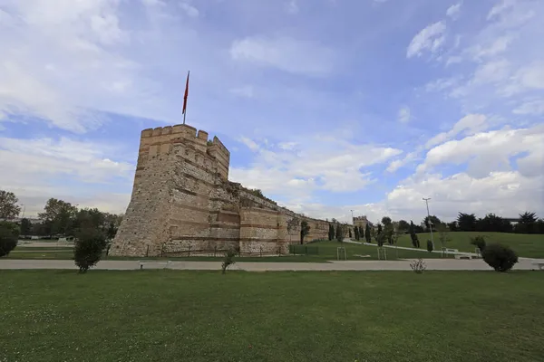 Руины Древней Крепостной Стены Императора Феодосия Центре Стамбула Турция — стоковое фото